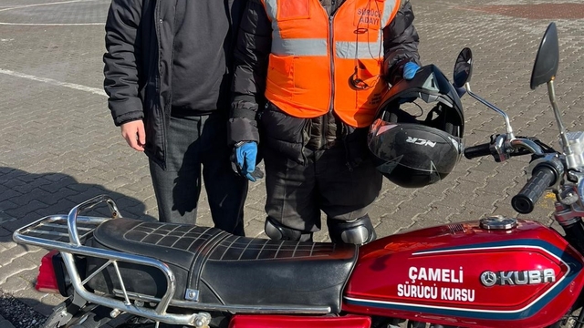 70 yaşında hem araba hem motosiklet ehliyeti aldı