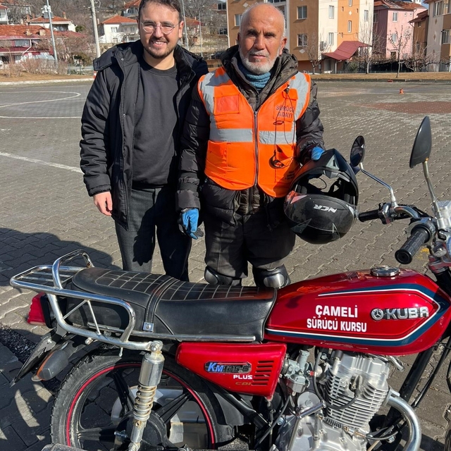 70 yaşında hem araba hem motosiklet ehliyeti aldı