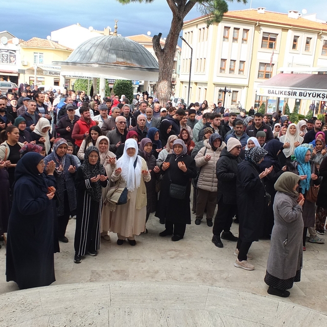Balıkesir'de umreciler dualarla uğurlandı