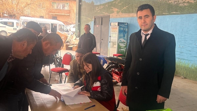 Pazarlar'da vişne ve kiraz üreticilerine bordo bulamacı desteği sürüyor