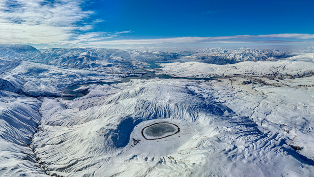 Erzincan'da beyaz örtüyle kaplanan Polat Gölü havadan görüntülendi