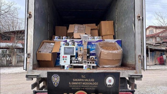 Sakarya'da 670 kilo kaçak tütün ile 483 bin makaron ele geçirildi