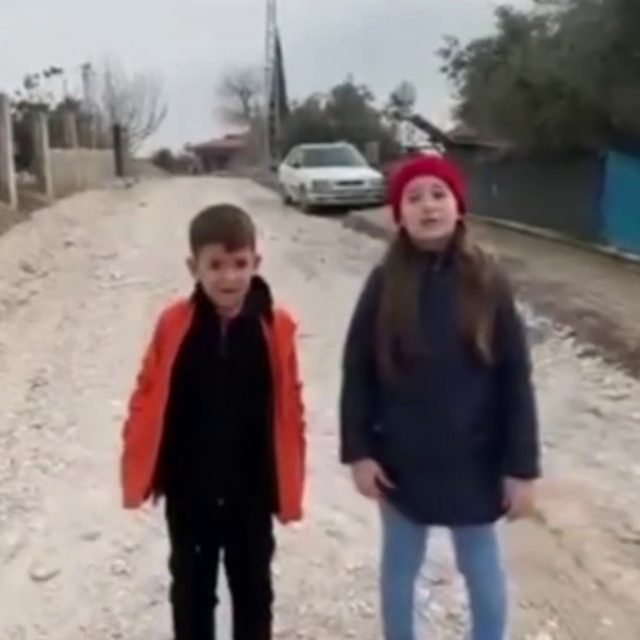 'Okula gidip gelemiyorum, sokakta kardeşlerimle oynayamıyorum' diyerek bele...