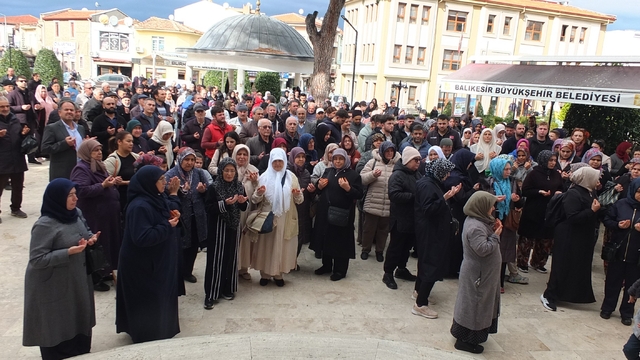 Balıkesir'de umreciler dualarla uğurlandı