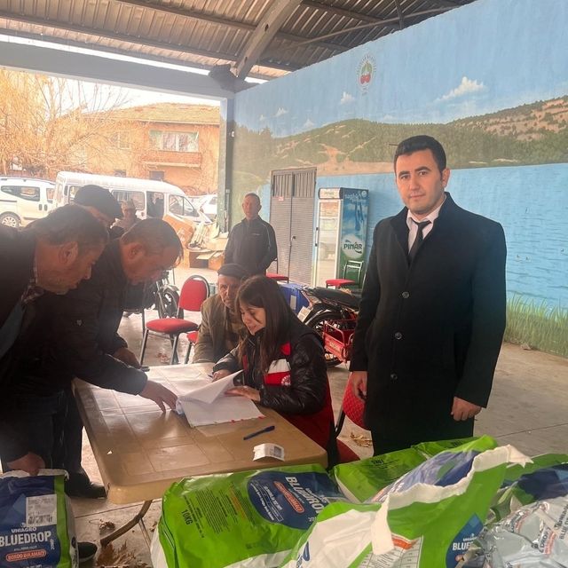 Pazarlar'da vişne ve kiraz üreticilerine bordo bulamacı desteği sürüyor