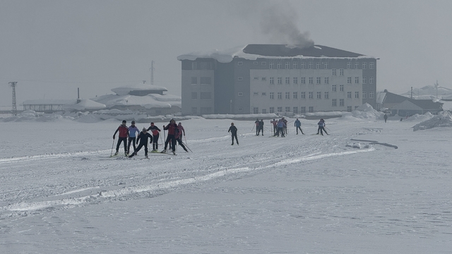 Erzurum'dan madalyalarla dönen Yüksekovalı kayakçılar etap yarışlarında da aynı başarıyı hedefliyor