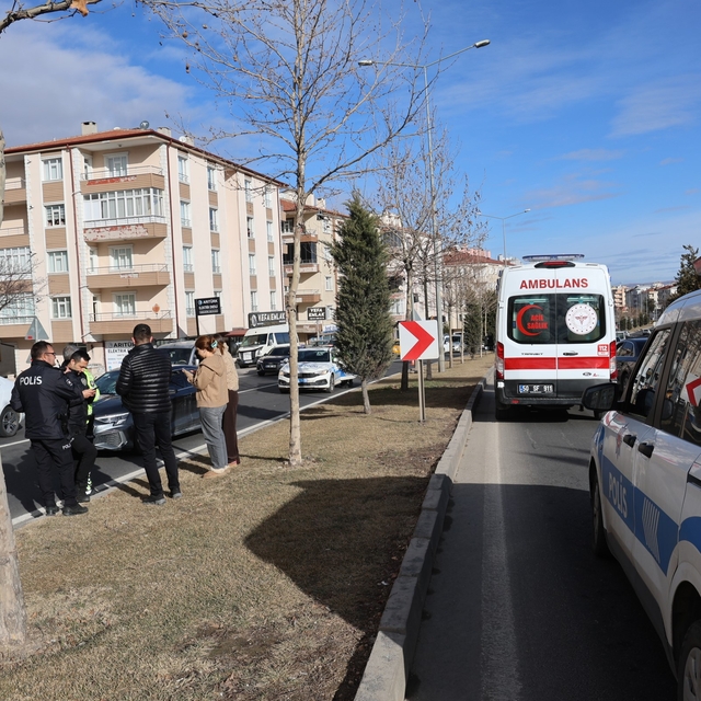 Yaya geçidine 100 metre mesafede karşıya geçerken otomobilin çarptığı şahıs...