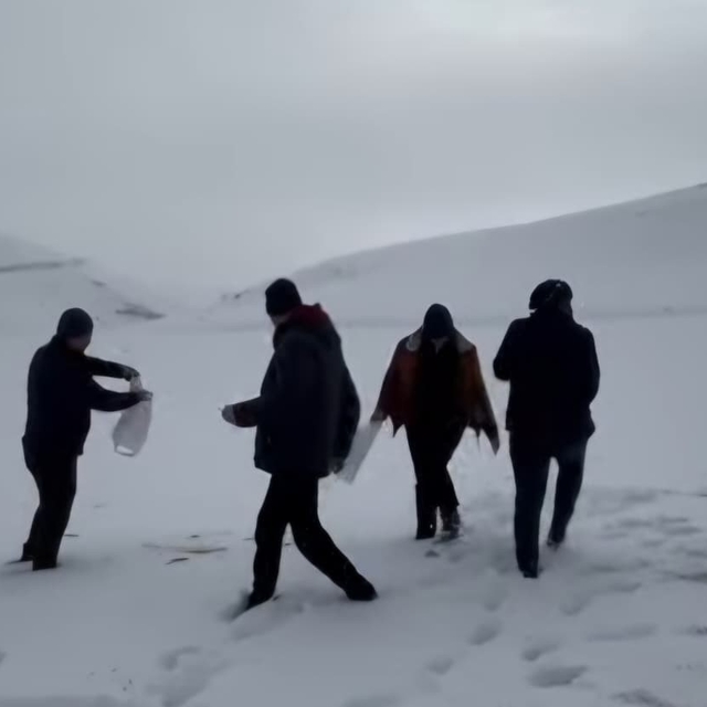 Darende'de öğretmen ve öğrencilerden yaban hayvanlarını unutmadı