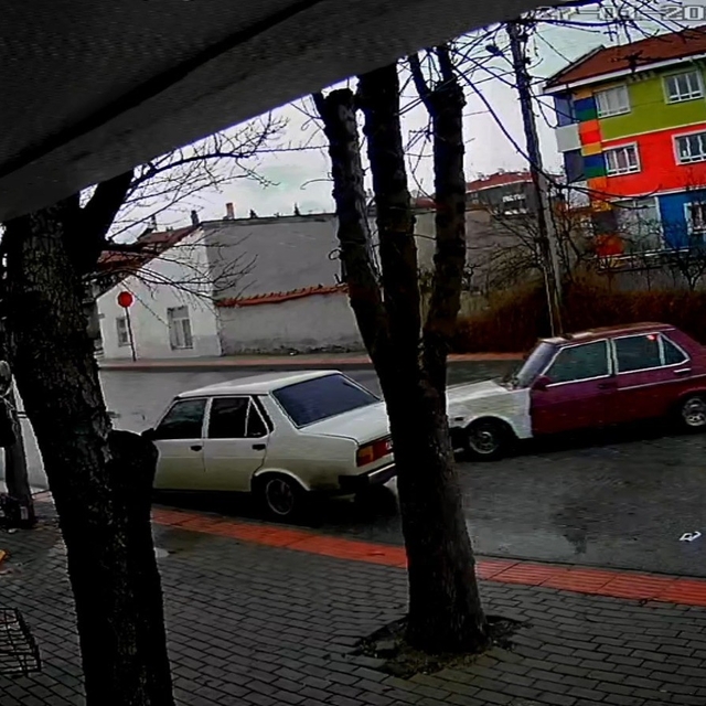 Karaman'da bir sürücünün park halindeki otomobile aracıyla çarparak kaçtığı...