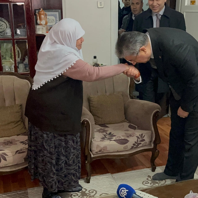 Vali Yılmaz'dan vefa ziyareti
Eskişehir Valisi Yılmaz, tek başına yaşan 78...