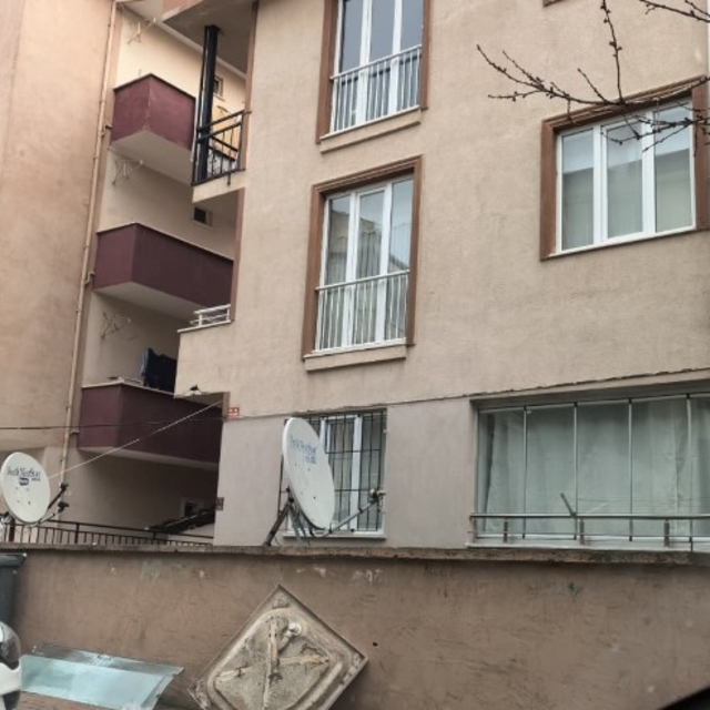 2'nci katın penceresinden düşen 2 yaşındaki Mehmet yaralandı