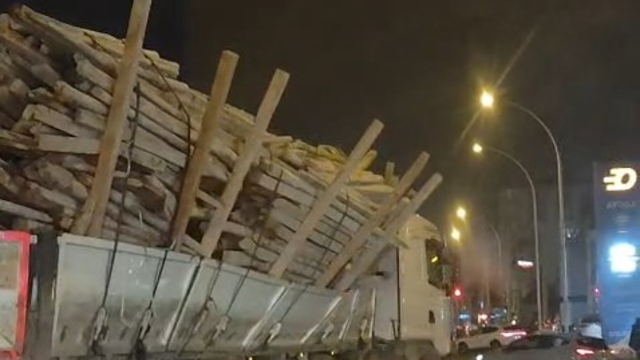 Fazla yük taşıyan TIR'ın tehlikeli yolculuğu kamerada