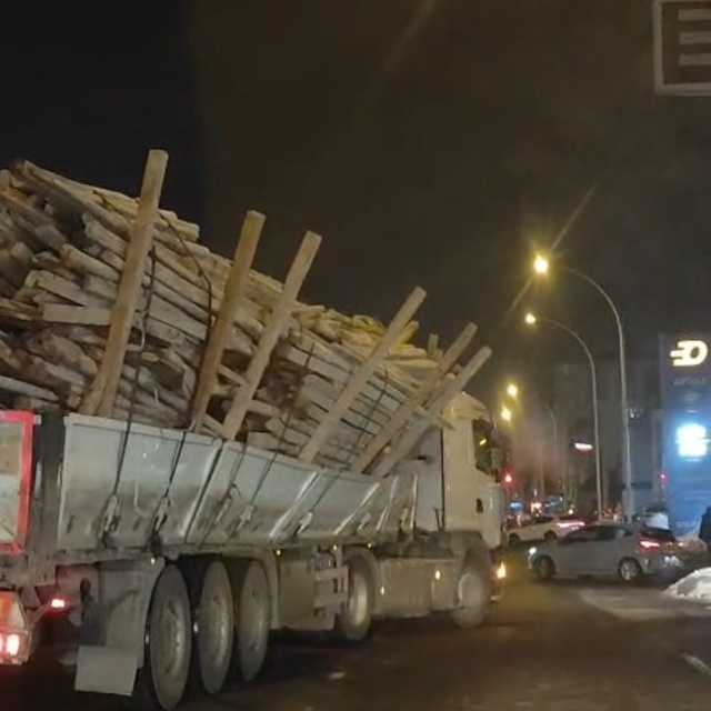 Fazla yük taşıyan TIR'ın tehlikeli yolculuğu kamerada