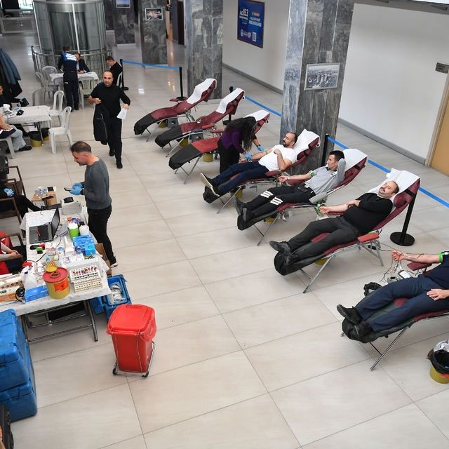 Büyükşehir ve ERÜ iş birliğinde düzenlenen kan bağışı kampanyasına belediye...