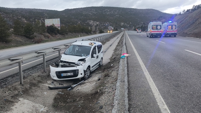 Kütahya'da hafif ticari aracın savrulduğu kazada 3 kişi yaralandı