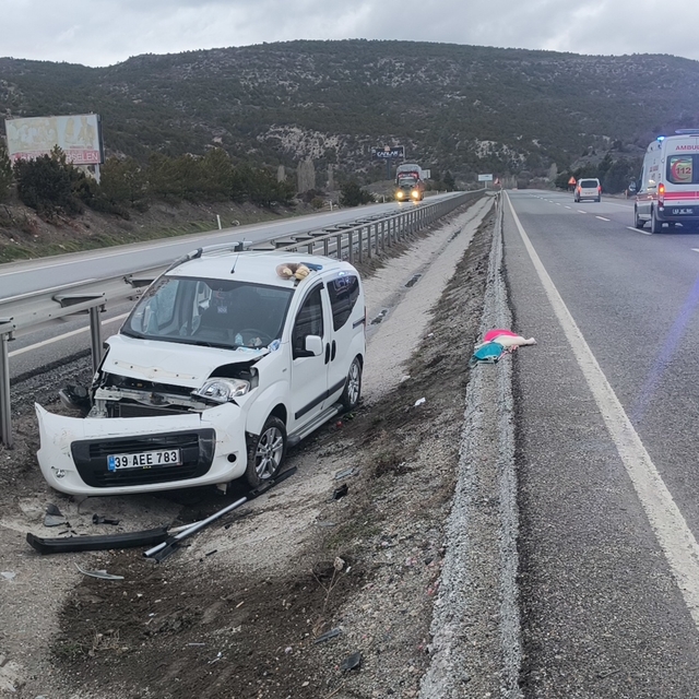 Kütahya'da hafif ticari aracın savrulduğu kazada 3 kişi yaralandı