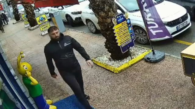 Tabancayla kuyumcuya girip 100 gram altını aldı, havaya ateş açıp kaçtı