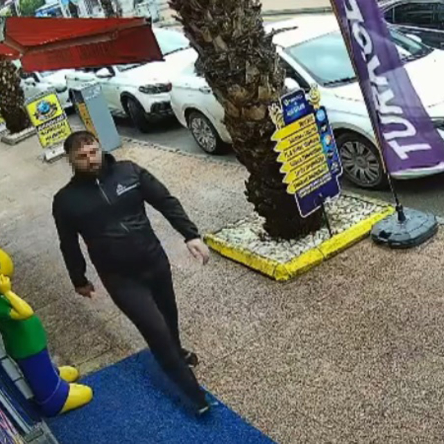 Tabancayla kuyumcuya girip 100 gram altını aldı, havaya ateş açıp kaçtı