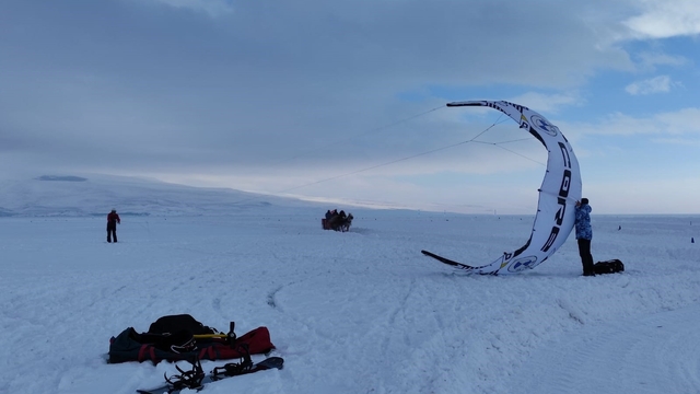 Çıldır Gölü'nde paraşütle uçma heyecanı yaşandı