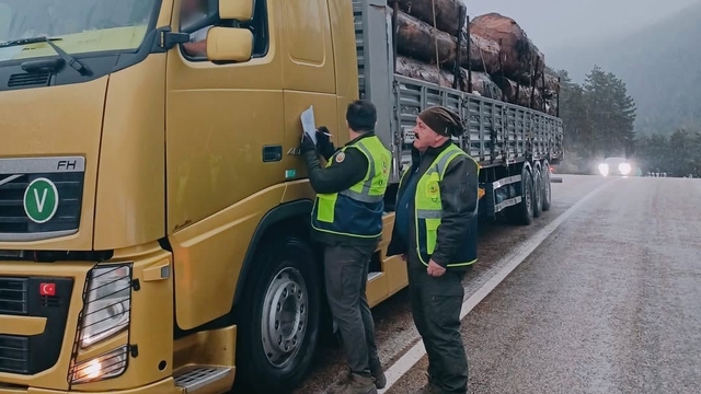 Yüklü araçlar tek tek kontrol edildi