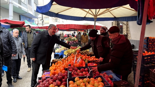 Vali Dr. Erdinç Yılmaz, pazarcı esnafıyla buluştu
Esnafın sorun, taleplerini ve beklentilerini dinleyen Eskişehir Valisi Dr. Erdinç Yılmaz;
"Yerel ekonominin can damarı esnaftır"