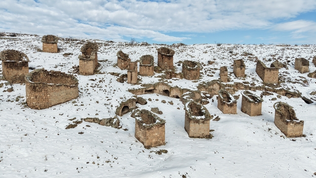 Yıkılmak üzere olan tarihi güvercinliklerde, yemleme kültürü sürüyor