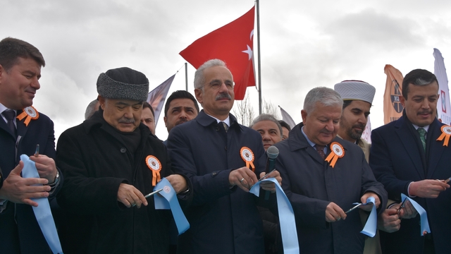 Bakan Uraloğlu: Bölünmüş yol ağımızı, 30 bin kilometrenin üzerine çıkarmanın gururunu yaşıyoruz