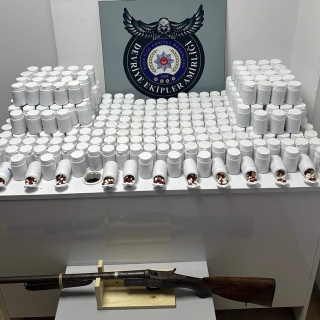 İzmir'de durdurulan araçtan binlerce uyuşturucu hap çıktı