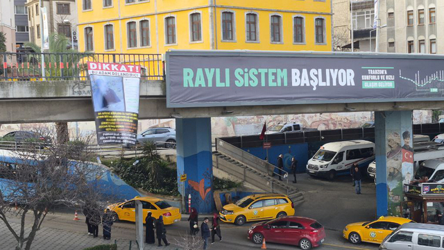 Kendisini dolandırdığını öne sürdüğü kişileri afişle teşhir etti