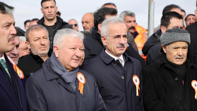 Bakan Uraloğlu: "Bölünmüş yol ağını 30 bin kilometrenin üzerine çıkarmanın gururunu yaşıyoruz"
Uraloğlu, Aksaray'da Ortaköy Çevre Yolu'nun açılışını yaptı