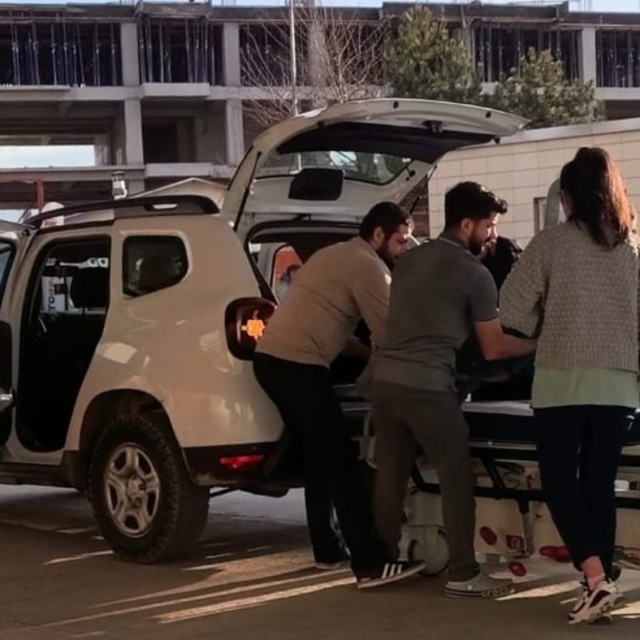 Yaralıyı bagajda hastaneye götürdüler