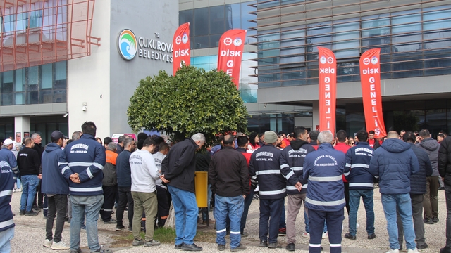 Çukurova Belediyesi'nde kriz: İşçiler alacakları için eylem yaptı