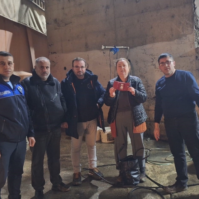 Tekirdağ'da yanlışlıkla çöpe atılan cüzdan sahibine teslim edildi