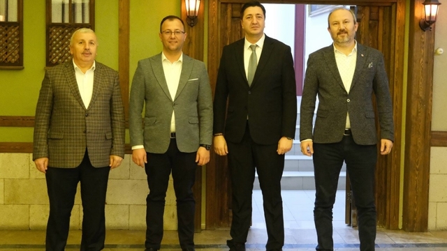 Tavşanlı Gençlik ve Spor İlçe Müdürlüğü'nde Taha Pişkiner dönemi başladı
Yerel yöneticilerle ilçenin spor altyapısı ve gençlik projelerini görüştü