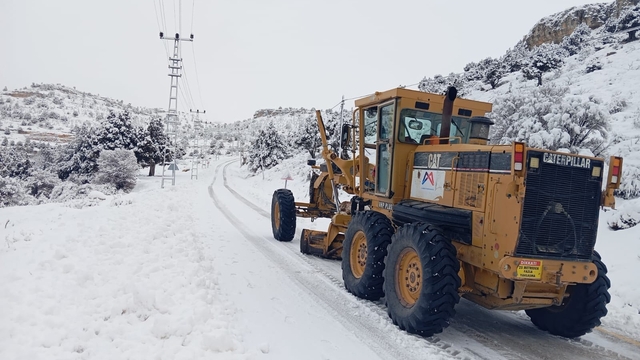Mersin'in yüksek kesimlerinde karla mücadele sürüyor