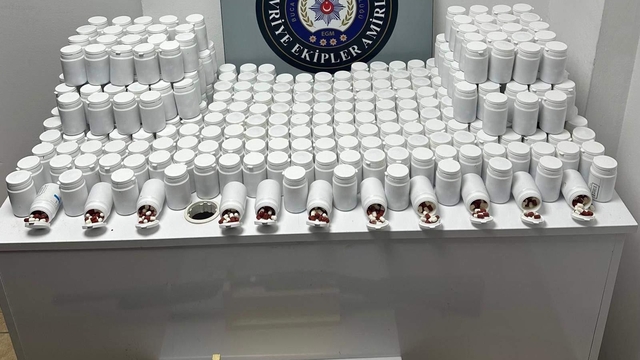 İzmir'de durdurulan araçtan binlerce uyuşturucu hap çıktı