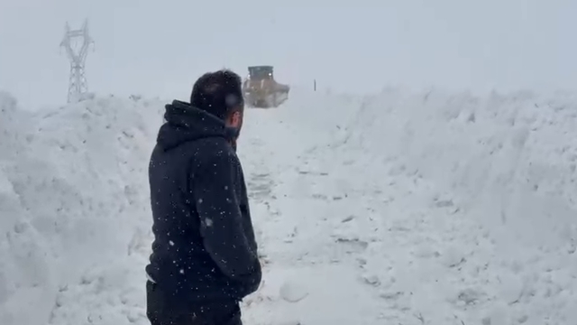 Karla mücadele ekiplerinin zorlu mesaisi