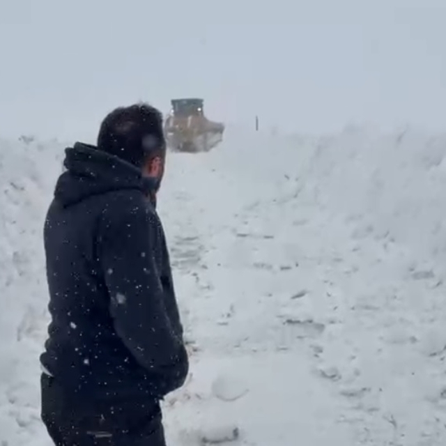 Karla mücadele ekiplerinin zorlu mesaisi