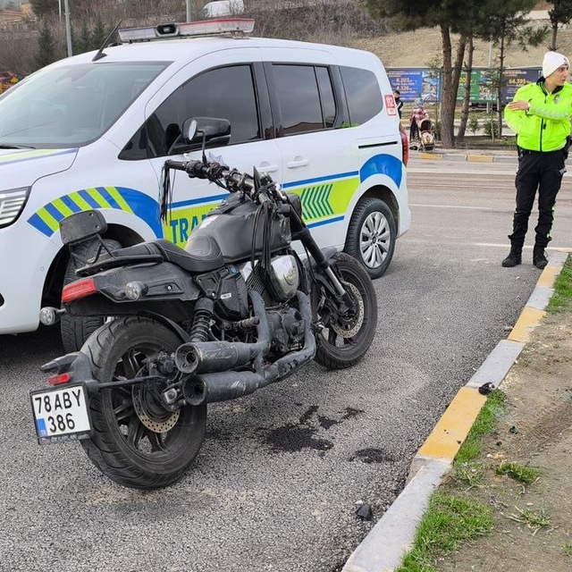 Kamyonet ile çarpışan motosikletteki 2 kişi yaralandı