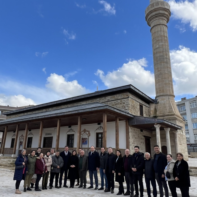 AK Parti Edirne Milletvekili Aksal, restorasyonu süren Muradiye Camisi'nde...