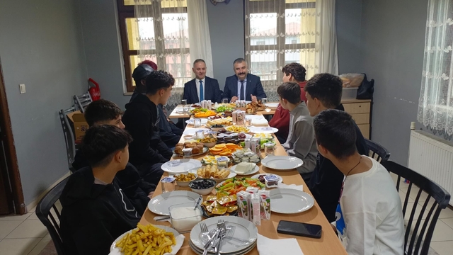 Müdür Bayrak çocuklarla bir araya geldi