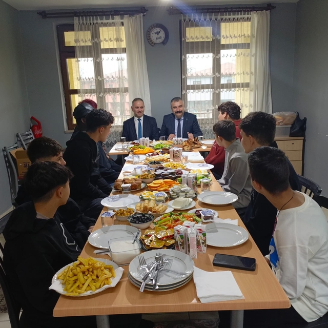 Müdür Bayrak çocuklarla bir araya geldi