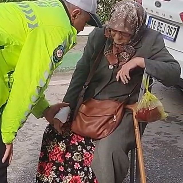 Trafik polisi, yaralanan kadına ilk müdahaleyi yapıp elini bir an olsun bır...