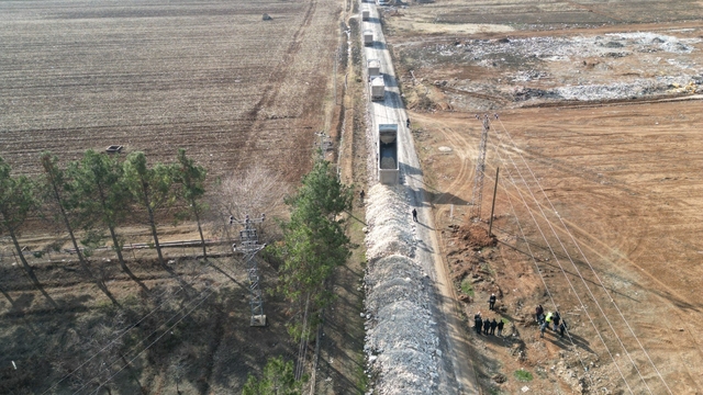 Harran Ovası'nda yol çilesi tarihe karışıyor
Yarım asırdır özlemle beklenen yol çalışması yapılıyor