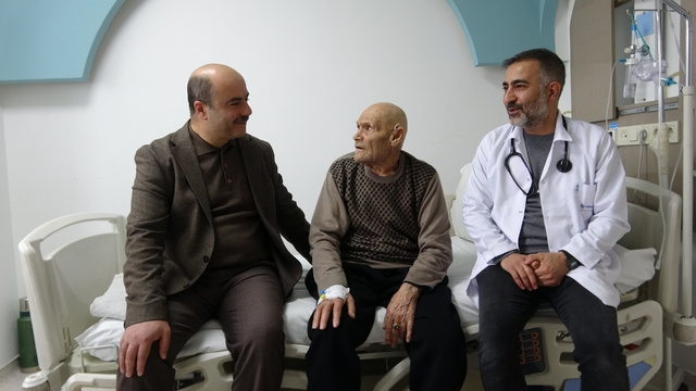 Vanlı Kore gazisi 'Lokman Hekim'e emanet
96 yaşındaki Kore Gazisi Tevfik Gezgen'in tedavisi Lokman Hekim Van Hastanesi'nde titizlikle yürütülüyor