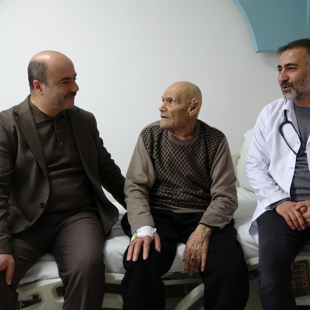 Vanlı Kore gazisi 'Lokman Hekim'e emanet
96 yaşındaki Kore Gazisi Tevfik Ge...