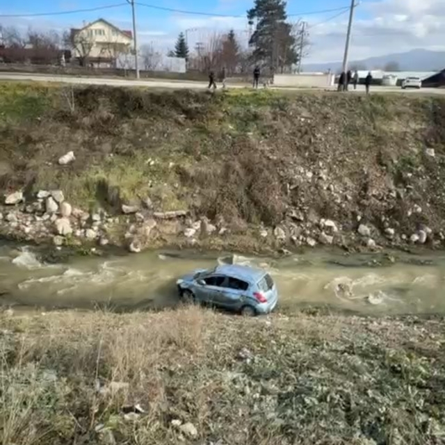 Bolu'da kontrolden çıkan otomobil, dereye uçtu: 3 yaralı