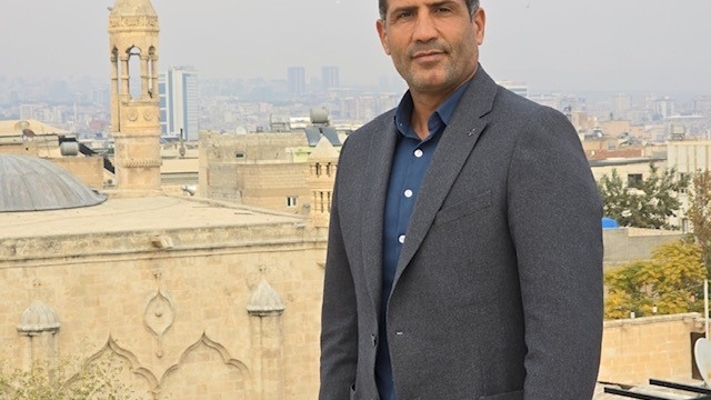 Turizmci İsa Akdağ'dan enerji kesintilerine tepki
"Burası ne Afrika ne de Uganda; burası cennet vatanımızın kutsal şehri Peygamberler diyarı Şanlıurfa'dır"