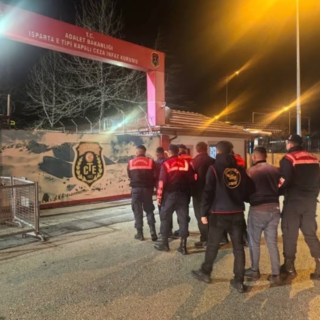 Köy evlerini soyan 3 kişilik hırsızlık ekibi, çalıntı eşyaları hurdacıya sa...