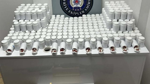 Aracında 17 bin sentetik hap ele geçirilen şüpheliye gözaltı